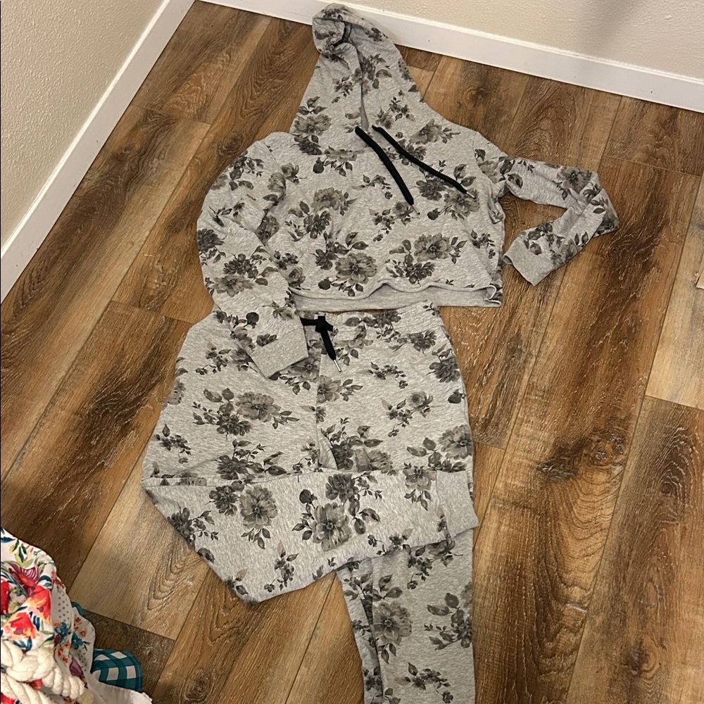 Adam Levine Collection Gray Floral Sweater